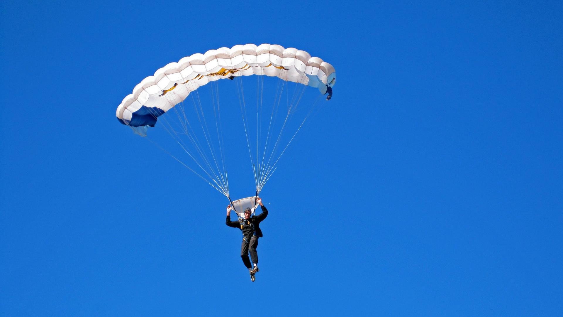传统民俗龙舞运动会，文化与运动的完美结合，运动会舞龙表演视频
